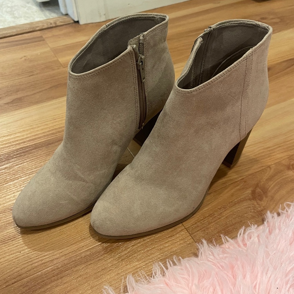 Beautiful beige heels.